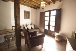 Cerca de la Alhambra, La Casa del Cuento, Primero