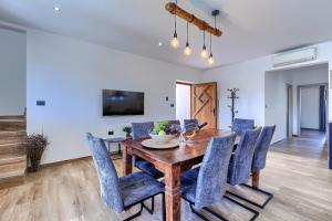 Villa Solis - new private pool villa, 4 bedrooms, near Pula & beaches