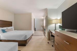 Queen Room with Two Queen Beds - Non-Smoking room in Best Western Plus All Suites Inn