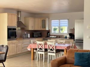 Maisons de vacances La cle des champs Maison plain pied spacieuse lumineuse bien equipee, 3 chambres spacieuse, belle terrasse amenagee, garage, grand jardin clos, parking, pres de Bayeux et Omaha Beach : photos des chambres