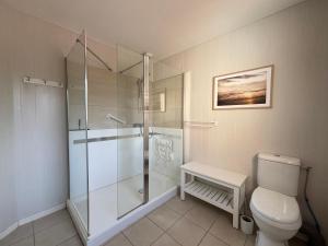 Maisons de vacances La cle des champs Maison plain pied spacieuse lumineuse bien equipee, 3 chambres spacieuse, belle terrasse amenagee, garage, grand jardin clos, parking, pres de Bayeux et Omaha Beach : photos des chambres