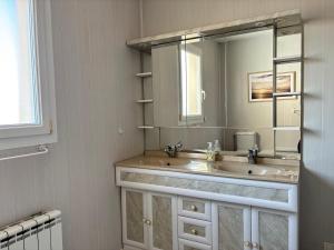 Maisons de vacances La cle des champs Maison plain pied spacieuse lumineuse bien equipee, 3 chambres spacieuse, belle terrasse amenagee, garage, grand jardin clos, parking, pres de Bayeux et Omaha Beach : photos des chambres