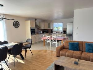 Maisons de vacances La cle des champs Maison plain pied spacieuse lumineuse bien equipee, 3 chambres spacieuse, belle terrasse amenagee, garage, grand jardin clos, parking, pres de Bayeux et Omaha Beach : photos des chambres