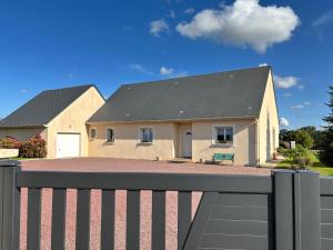 Maisons de vacances La cle des champs Maison plain pied spacieuse lumineuse bien equipee, 3 chambres spacieuse, belle terrasse amenagee, garage, grand jardin clos, parking, pres de Bayeux et Omaha Beach : photos des chambres