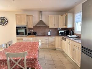 La clé des champs Maison plain pied spacieuse lumineuse bien équipée, 3 chambres spacieuse, belle terrasse aménagée, garage, grand jardin clos, parking, près de Bayeux et Omaha Beach, chiens bienvenus