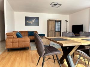 Maisons de vacances La cle des champs Maison plain pied spacieuse lumineuse bien equipee, 3 chambres spacieuse, belle terrasse amenagee, garage, grand jardin clos, parking, pres de Bayeux et Omaha Beach : photos des chambres