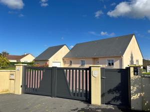 Maisons de vacances La cle des champs Maison plain pied spacieuse lumineuse bien equipee, 3 chambres spacieuse, belle terrasse amenagee, garage, grand jardin clos, parking, pres de Bayeux et Omaha Beach : photos des chambres