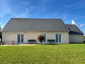 La clé des champs Maison plain pied spacieuse lumineuse bien équipée, 3 chambres spacieuse, belle terrasse aménagée, garage, grand jardin clos, parking, près de Bayeux et Omaha Beach, chiens bienvenus