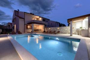 Villa Solis - new private pool villa, 4 bedrooms, near Pula & beaches