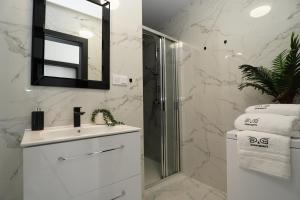 Pine Tree House 6 D&D Apartments