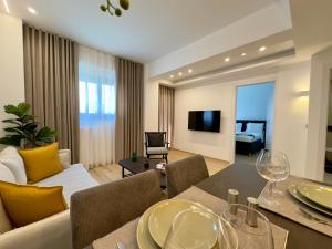 Zefyros Home - Luxe Stay with Shared Pool & Gym by TT