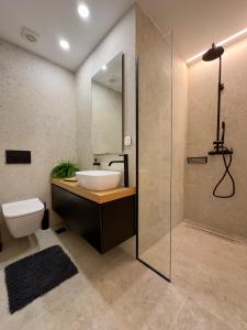 Zefyros Home - Luxe Stay with Shared Pool & Gym by TT