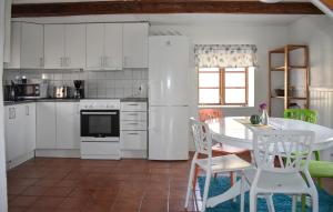 3 Bedroom Cozy Home In Tomelilla