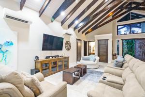 Casa de Wilson - 5 Bedroom Beachfront Villa