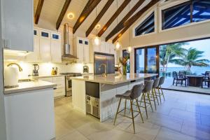 Casa de Wilson - 5 Bedroom Beachfront Villa