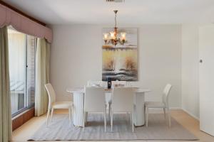 Charming 4BR House w Pool and Parking near Sunnybank