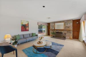 Charming 4BR House w Pool and Parking near Sunnybank