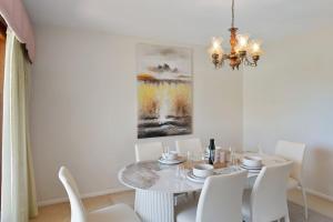 Charming 4BR House w Pool and Parking near Sunnybank