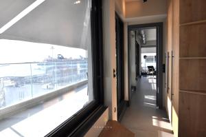 Nero Luxury Flat by Zennova