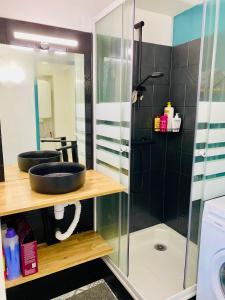 Villa Domaine des Pins, Magasins proches, Piscine