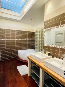 Appartements Reims CATHEDRALE JACUZZI LUXURIOUS PROPERTY : photos des chambres