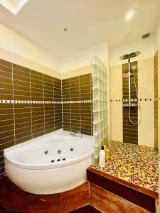 Appartements Reims CATHEDRALE JACUZZI LUXURIOUS PROPERTY : photos des chambres