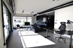 Nero Luxury Flat by Zennova