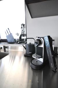 Nero Luxury Flat by Zennova