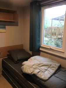 MH 557 TOUT confort 40m2 3ch dont suite parentale 2 salles de bain avec vue sur forêt dans camping 4 étoiles