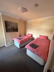 Large 5 bedroom property in the centre with lots of parking