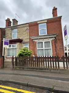 Large 5 bedroom property in the centre with lots of parking