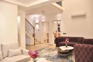LuxuryHouse-3BR-Free Car & Driver-Balcony-WiFi - Haidar Sāhibgūda
