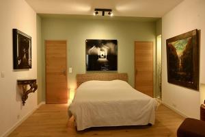 Suite dans maison dartiste