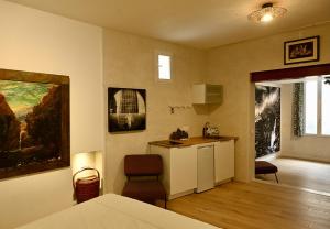 Suite dans maison dartiste