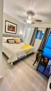 Apartment B, Restful,Cozy, close Sunland Park Mall