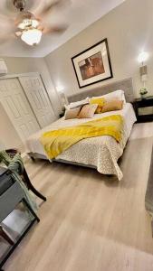 Apartment B, Restful,Cozy, close Sunland Park Mall