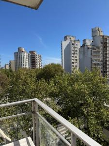 DPTO EN PLENO CENTRO 3 AMB con COCHERA no se acepta grupo de jovenes