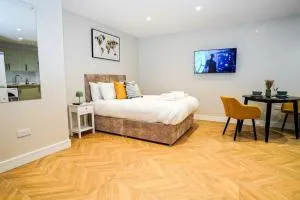 Easy 2 Manage Wisteria House, Heathrow Retreat, Free Parking - Colnbrook