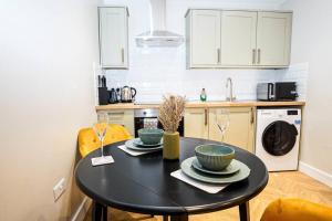 Easy 2 Manage Wisteria House, Heathrow Retreat, Free Parking