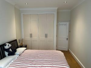 Knightsbridge 2 Bed Apartment - Self Catering