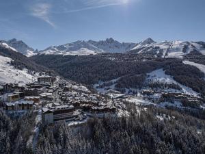 Chalet mitoyen exceptionnel à Courchevel 1650, 4 chambres en suite, animaux admis - FR-1-563-137