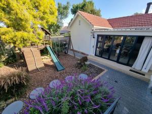 Spacious Lanes Cottage and Garage Parking