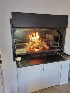 Spacious Lanes Cottage and Garage Parking