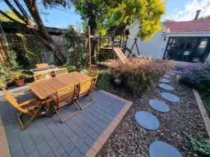 Spacious Lanes Cottage and Garage Parking