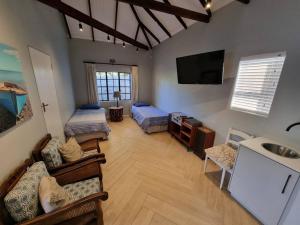 Spacious Lanes Cottage and Garage Parking