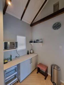 Spacious Lanes Cottage and Garage Parking