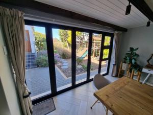 Spacious Lanes Cottage and Garage Parking