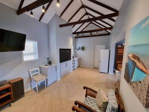 Spacious Lanes Cottage and Garage Parking