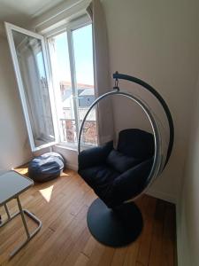 Aux pieds du Métro ligne 12