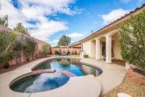 LUXURY VEGAS VILLA! CLOSE TO STRIP! Hot Tub, Heated Pool, Game Room - Primm